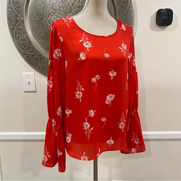 B Collection by Bobeau red blouse with white floral print - Size M - Picture 2 of 6